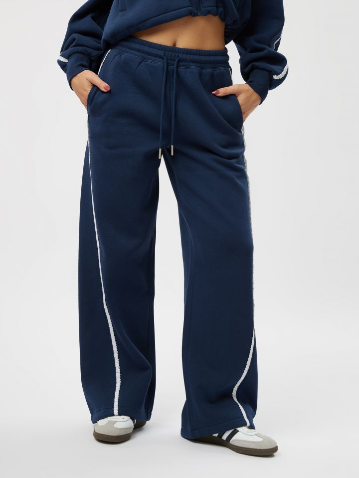 מכנסי ג׳וגר בשילוב תחרה