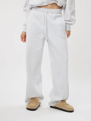 מכנסי ג׳וגר בשילוב תחרה