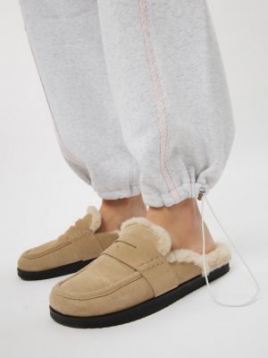 מכנסי ג׳וגר בשילוב תחרה