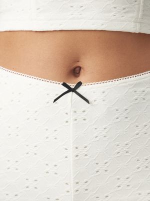 מכנסי קאפרי תחרה שוויצרית