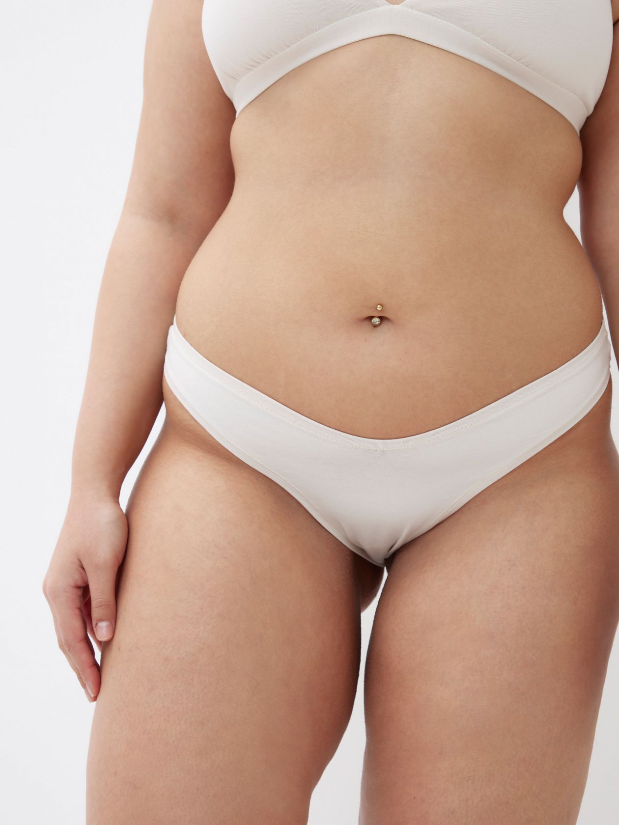 תחתוני חוטיני בגזרת וי טוטאל-סטרץ׳