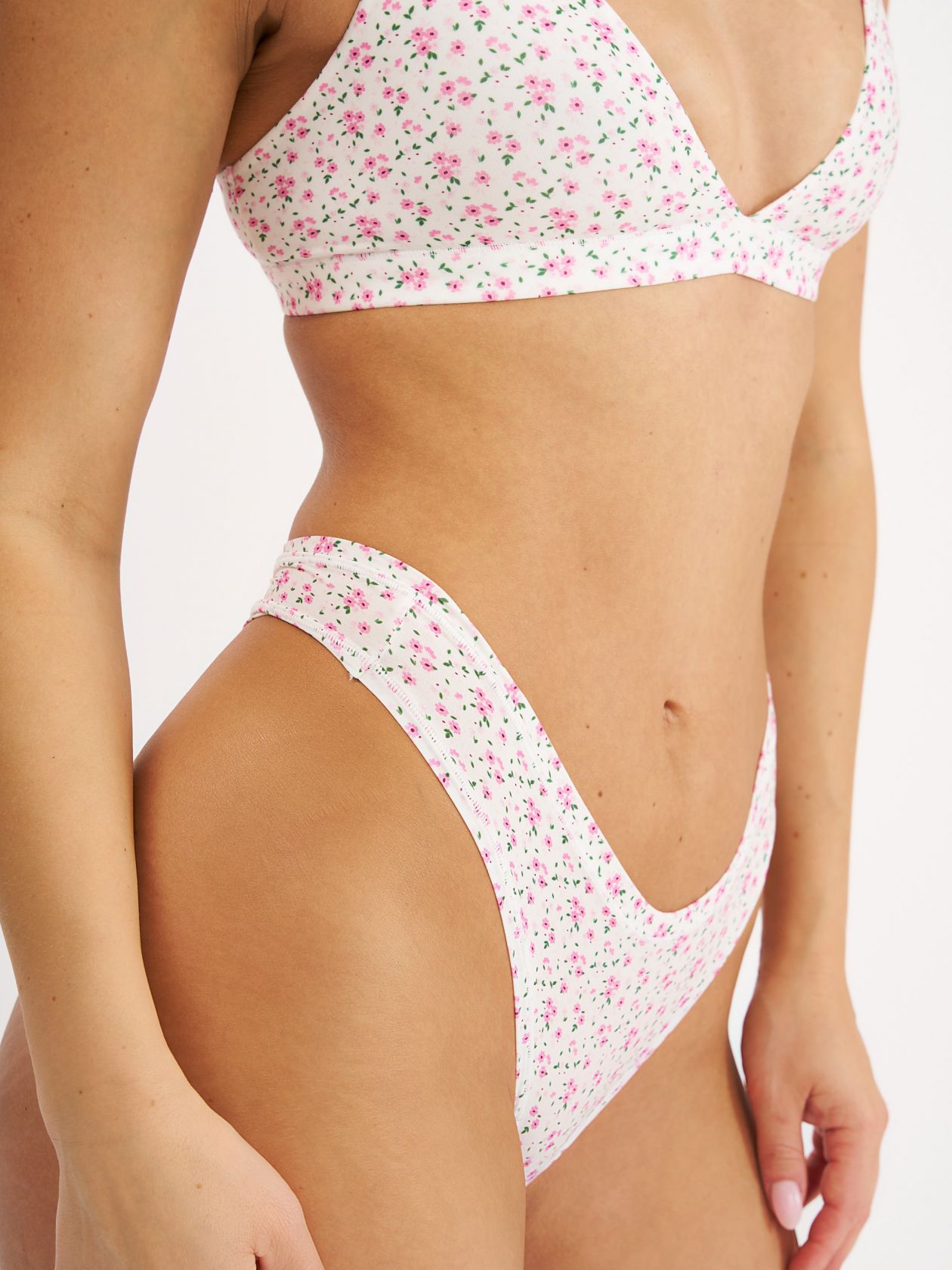 תחתוני חוטיני וי טוטאל-סטרץ’