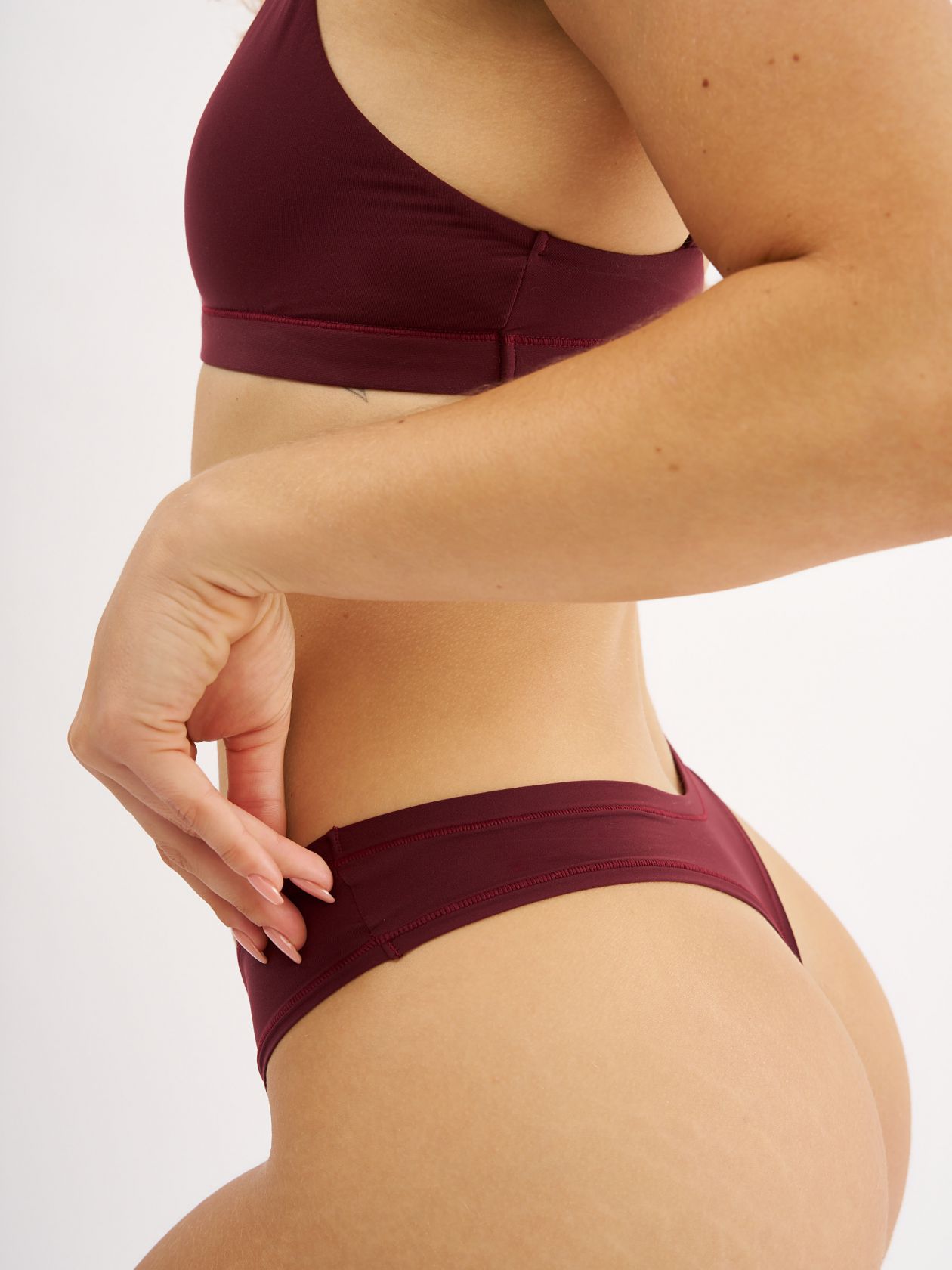 תחתוני חוטיני וי טוטאל-סטרץ’