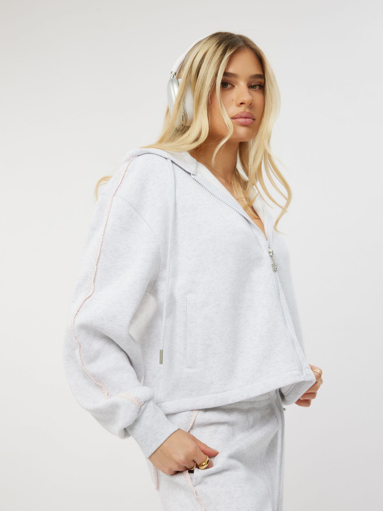 קפוצ׳ון יוניסקס בשילוב תחרה