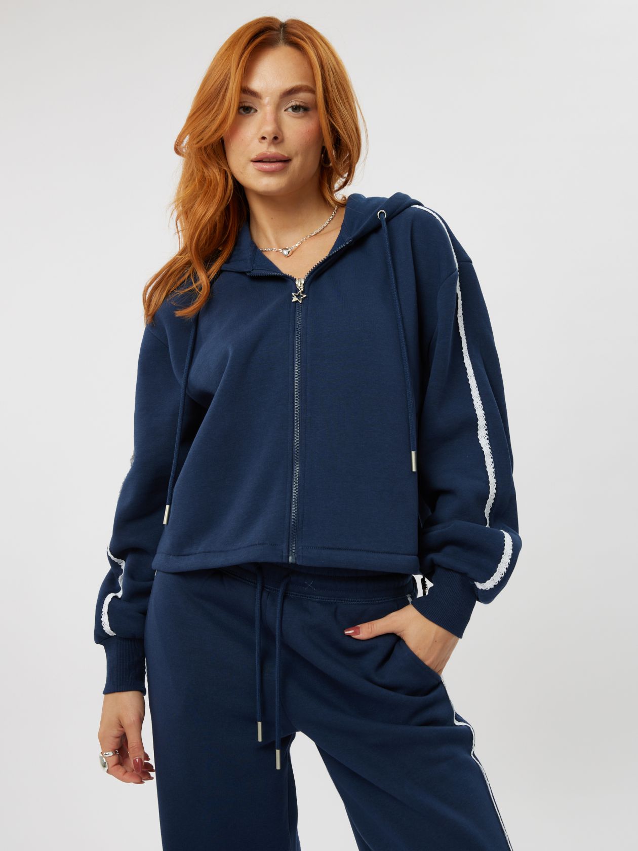 קפוצ׳ון יוניסקס בשילוב תחרה