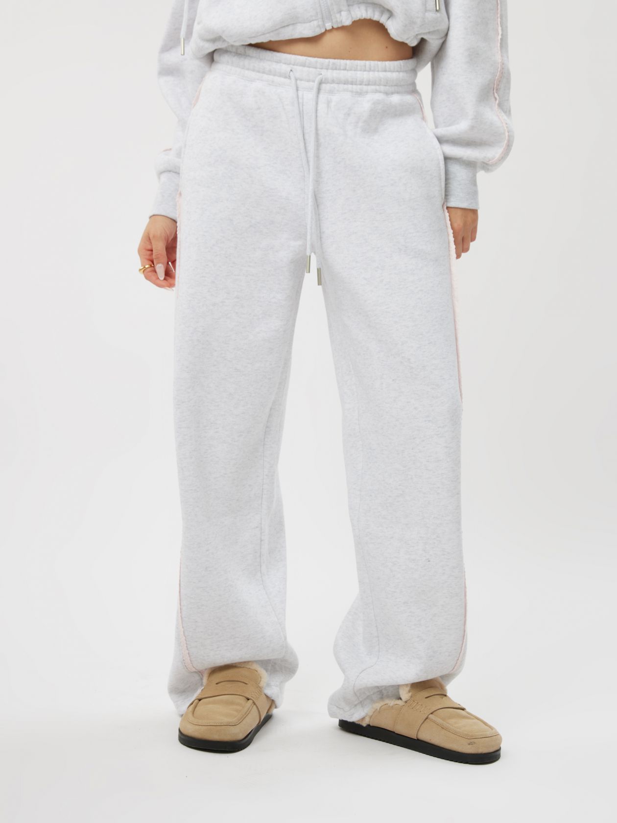 מכנסי ג׳וגר בשילוב תחרה