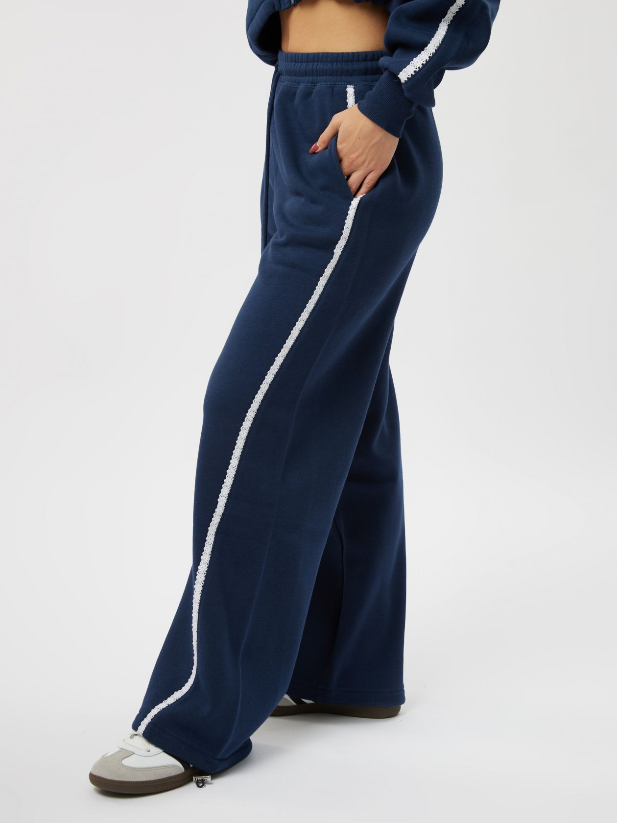 מכנסי ג׳וגר בשילוב תחרה